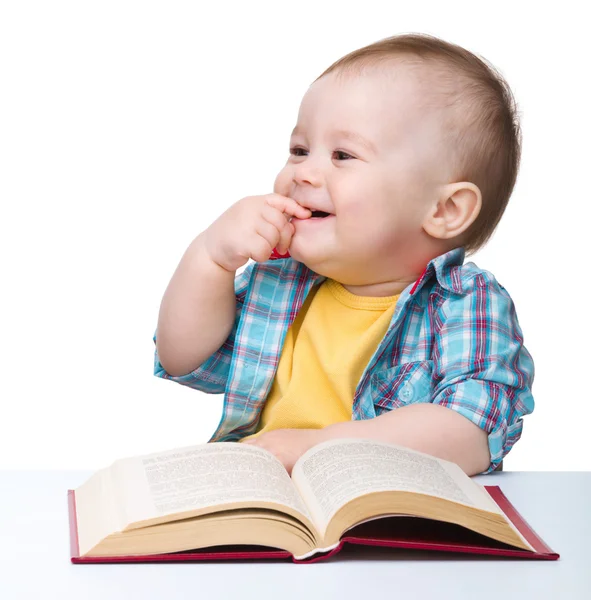 Маленький ребенок играет с книгой — стоковое фото
