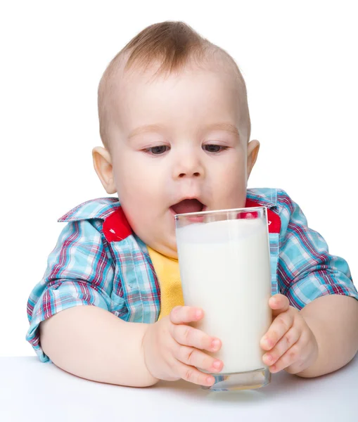 Mignon petit garçon va boire du lait dans le verre — Photo