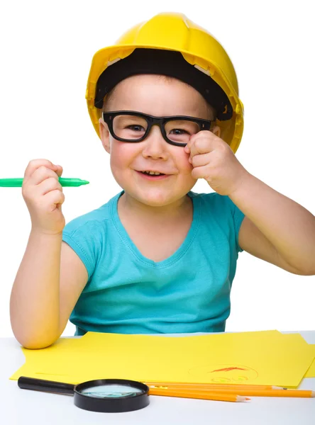Carino disegno bambina con pennarello indossare cappello duro — Foto Stock