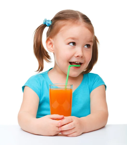 Kleines Mädchen trinkt Orangensaft — Stockfoto