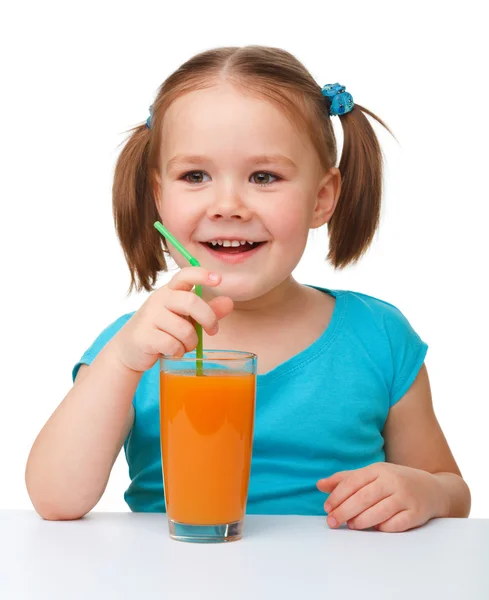 Glückliches kleines Mädchen mit Orangensaft — Stockfoto