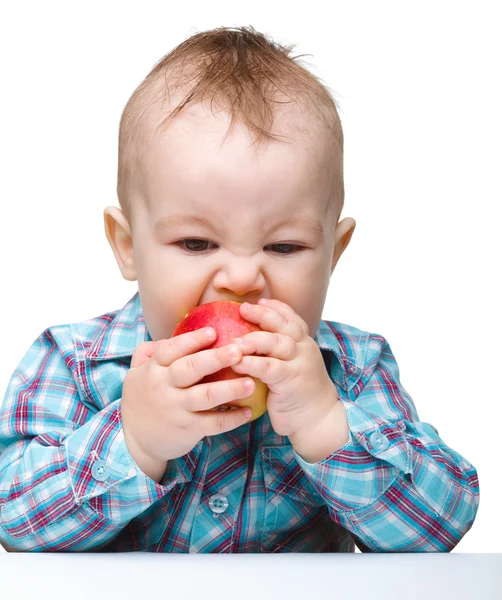 Lilla barnet äter rött äpple — Stockfoto