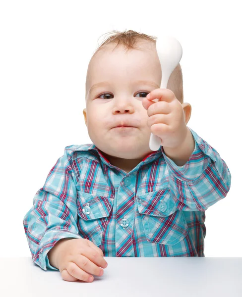 Симпатичный маленький мальчик с ложкой — стоковое фото