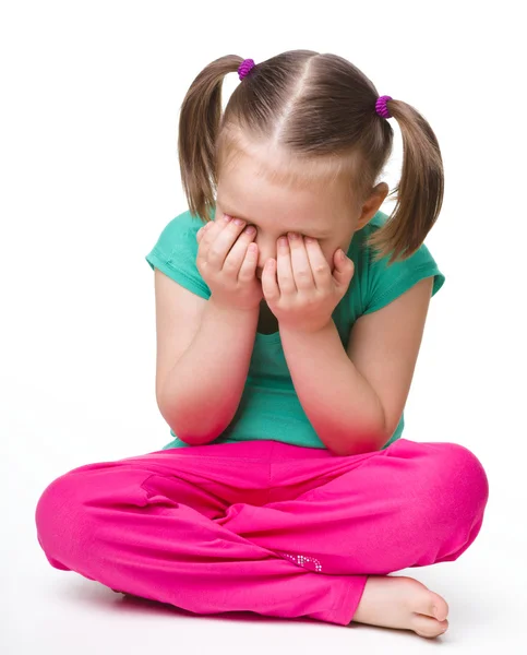 Маленькая девочка сидит на полу и плачет — стоковое фото