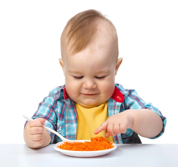 Schattige kleine jongen speelt met wortel salade — Stockfoto
