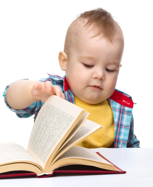 Małe dziecko grać z książki — Zdjęcie stockowe