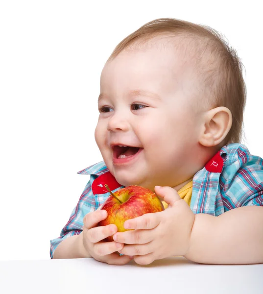 Klein kind is het eten van rode appel en glimlach — Stockfoto