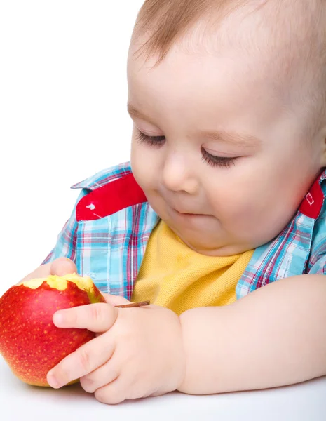 Malé dítě je jíst červené jablko — Stock fotografie