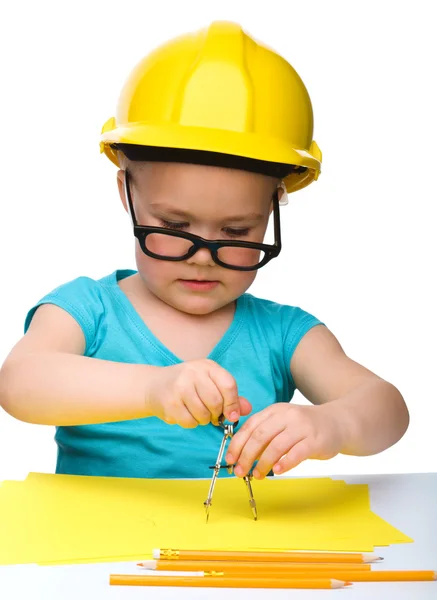 Little girl is playing while wearing hard hat — Stock Photo, Image