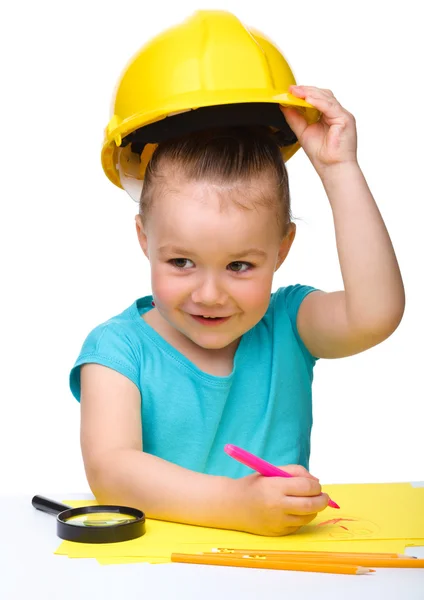 Bonito menina desenhar com marcador vestindo Difícil chapéu — Fotografia de Stock