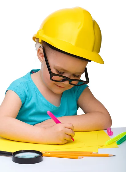 Carino disegno bambina con pennarello indossare cappello duro — Foto Stock