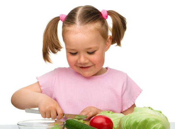 小さな女の子はサラダ用カットにんじんです。 — ストック写真