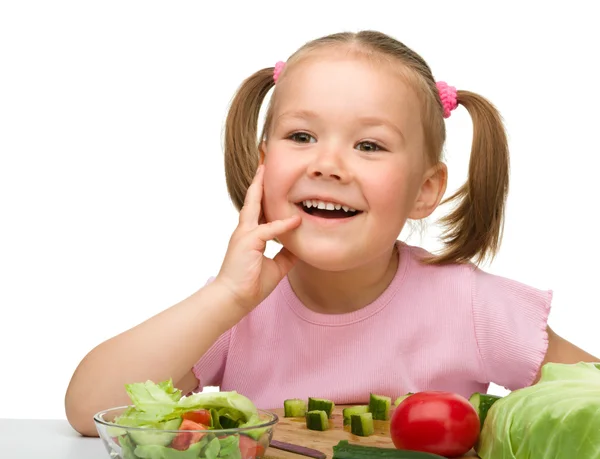 小さな女の子はサラダ用カットにんじんです。 — ストック写真