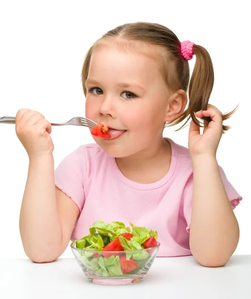 Menina bonito come salada de legumes — Fotografia de Stock