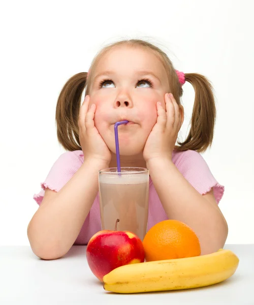 Little girl drinks fruit juice — Stock Photo, Image