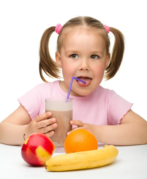 Petite fille boit du jus de fruit — Photo