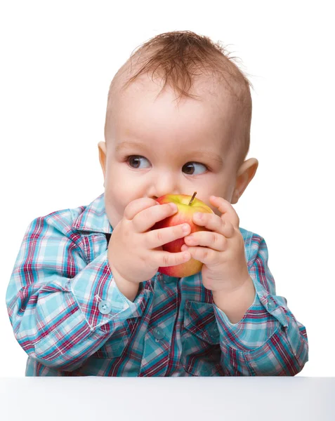 Μικρό παιδί τρώει κόκκινο μήλο — Φωτογραφία Αρχείου