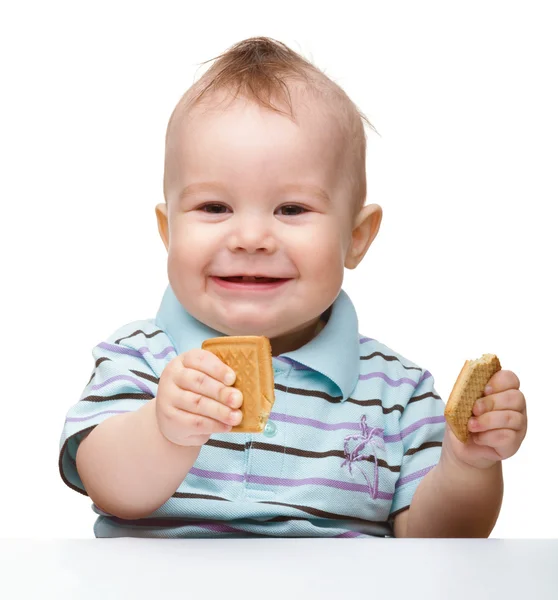 Sevimli küçük çocuk kurabiye ve smile holding — Stok fotoğraf