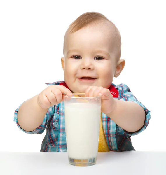 Menino bonito está segurando grande copo de leite — Fotografia de Stock