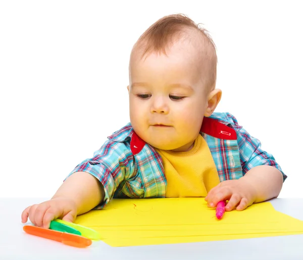 Glad liten pojke leker med färgglada markörer — Stockfoto