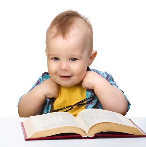 Küçük çocuk oyun kitabı ve gözlük — Stok fotoğraf