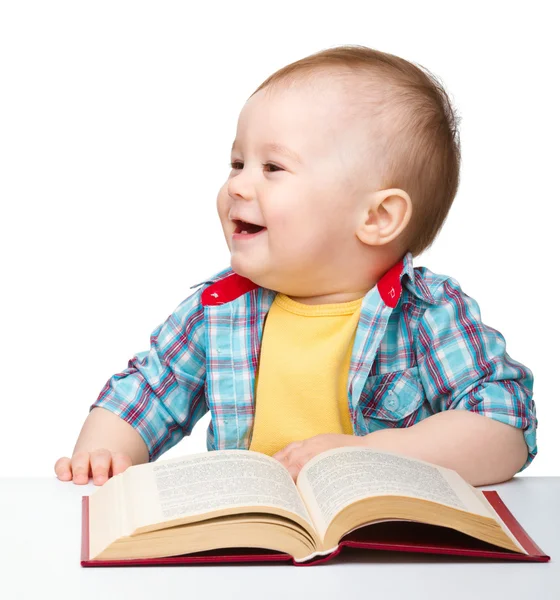 Kitap ile küçük çocuk oyun — Stok fotoğraf