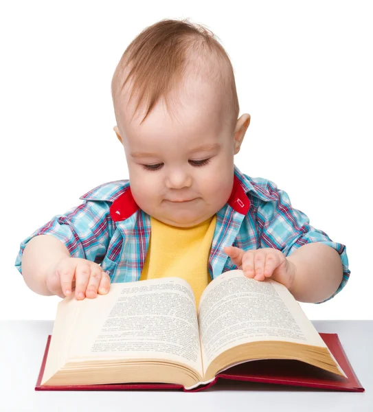 Liten barn lek med bok — Stockfoto