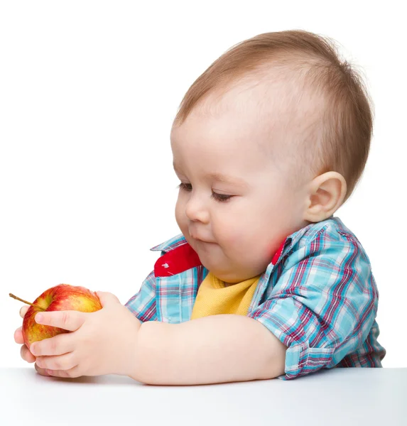 Küçük çocuk kırmızı elma yiyor — Stok fotoğraf