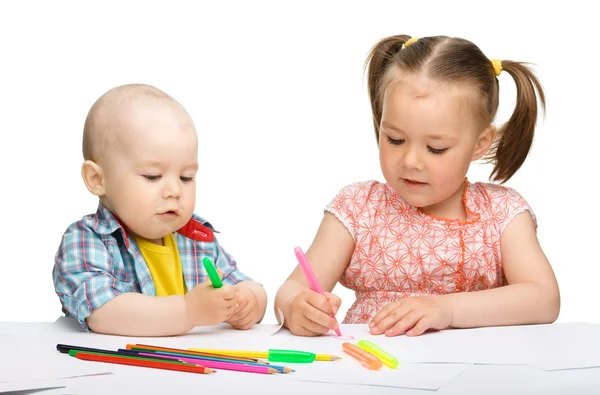 Two children are drawing on paper using markers — Stock Photo, Image