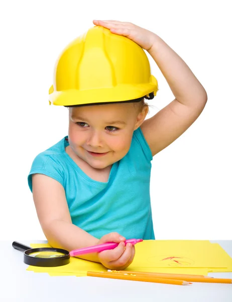 Bonito menina desenhar com marcador vestindo Difícil chapéu — Fotografia de Stock