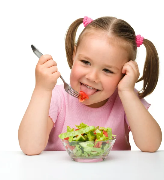 Carino bambina mangia insalata di verdure — Foto Stock