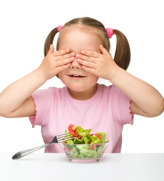 Cute dziewczynka zjada sałatka jarzynowa — Zdjęcie stockowe