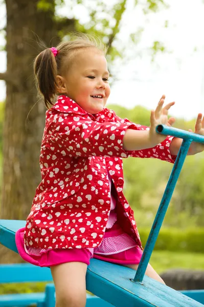 Schattig klein meisje is swingend op Zie-zag — Stockfoto