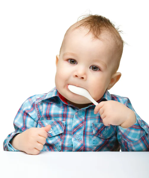 かわいい男の子はスプーンを噛んでください。 — ストック写真