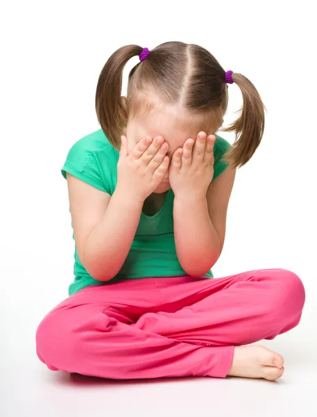 Κοριτσάκι κάθεται στο πάτωμα και κλάμα — Φωτογραφία Αρχείου