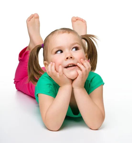 Porträtt av en söt liten flicka på golvet — Stockfoto