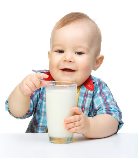 Ładny mały chłopiec trzyma dużą szklankę mleka — Zdjęcie stockowe
