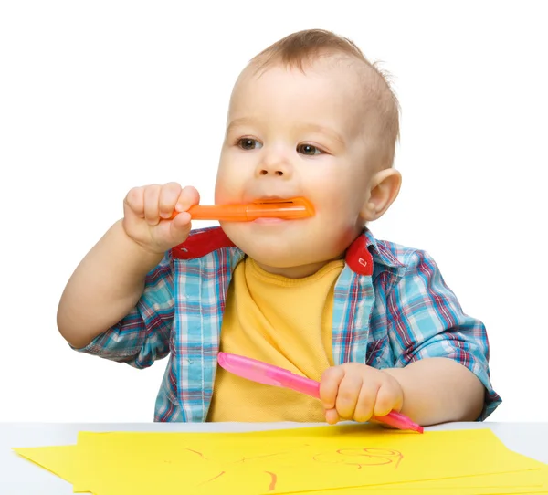 행복 한 작은 소년이 다채로운 마커 놀고 있다 — 스톡 사진