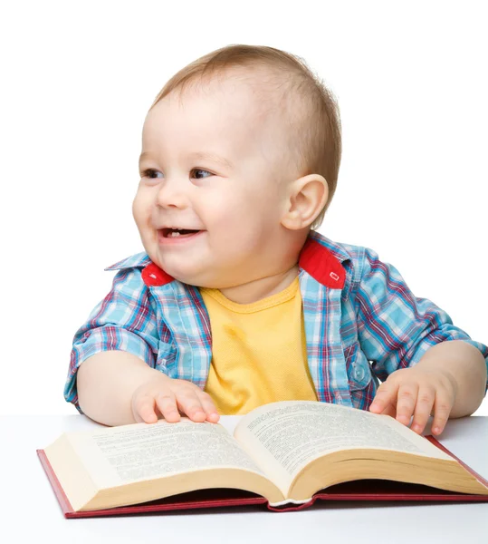 Małe dziecko grać z książki — Zdjęcie stockowe