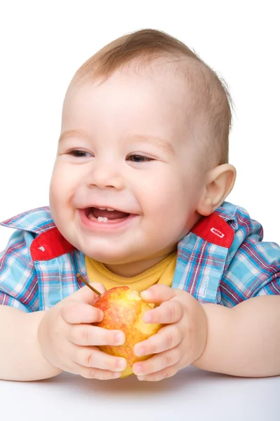 小さな子供は食べている赤いりんごと笑顔 — ストック写真