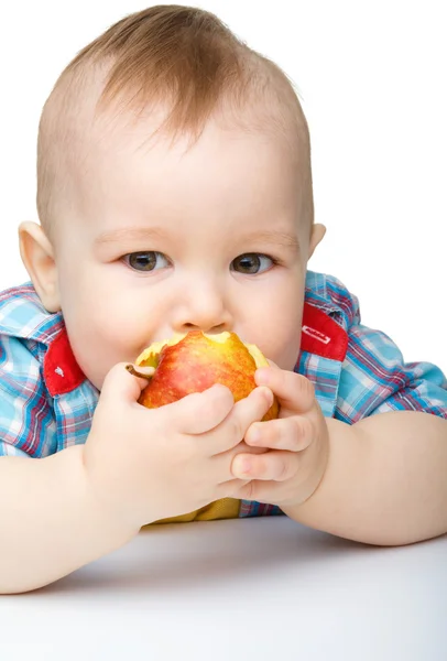Petit enfant mord pomme rouge et sourire — Photo