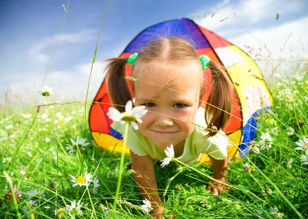 Menina está jogando ao ar livre sob tenda — Fotografia de Stock