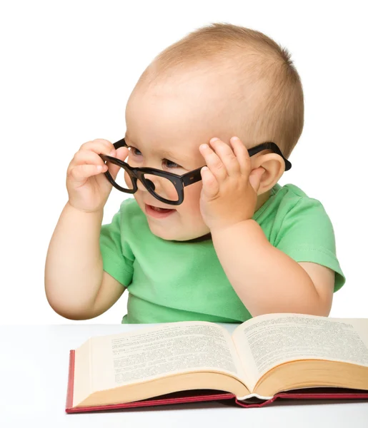Weinig kinderspel met boek en glazen — Stockfoto