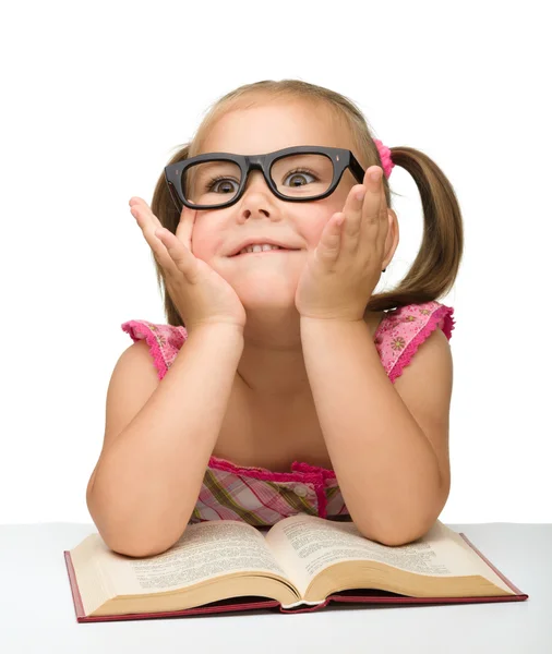 Malá dívka hra s knihou — Stock fotografie