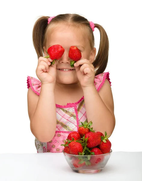 Niña feliz con fresas — Foto de Stock