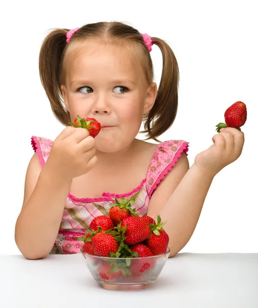 Gelukkig meisje eet aardbeien — Stockfoto