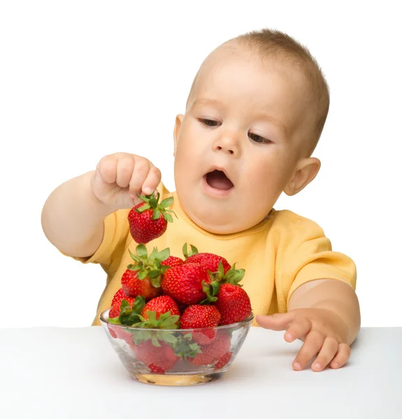 Glückliches kleines Mädchen mit Erdbeeren — Stockfoto
