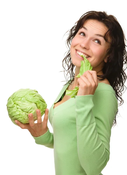 Красивая молодая девушка с зеленой капустой — стоковое фото