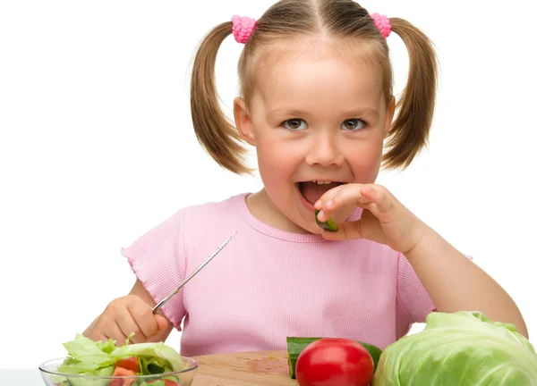 Lilla flickan är skära morot för sallad — Stockfoto