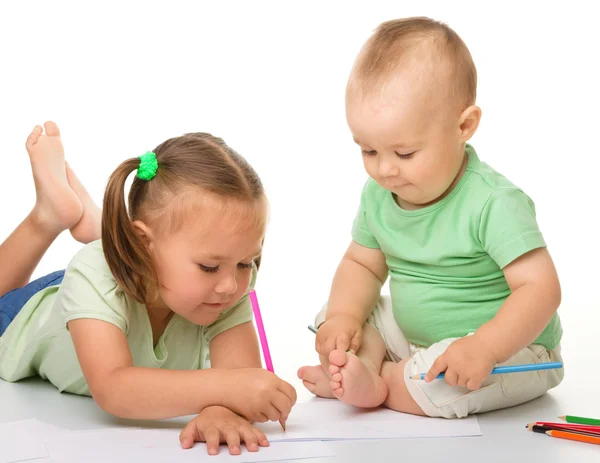 Två barn ritar Stockbild